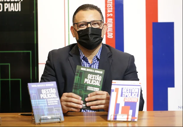 Delegado lança livro sobre suas experiências como Delegado Geral