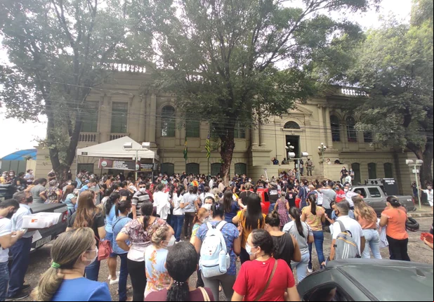Profissionais da Saúde protestam em frente à Prefeitura de Teresina