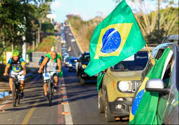Manifestantes realizam carreata em ato pró-Bolsonaro em Teresina
