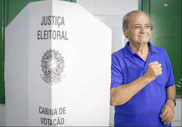 Candidato Sílvio Mendes vota em Teresina
