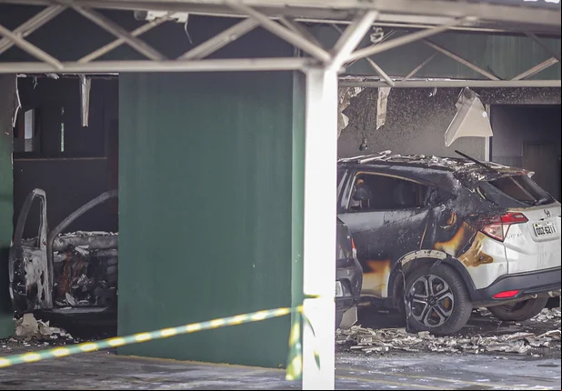 Incêndio destrói dois carros dentro de condomínio em Teresina