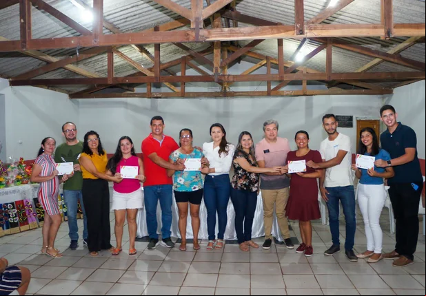 Prefeito entrega certificados em Lagoa de São Francisco