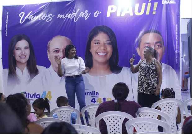 Camila Marques realiza reunião no bairro Promorar