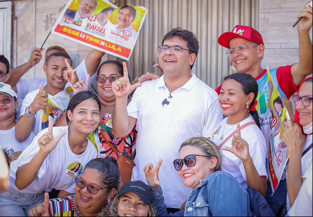 Rafael Fonteles participa de caminhada na zona sudeste de Teresina