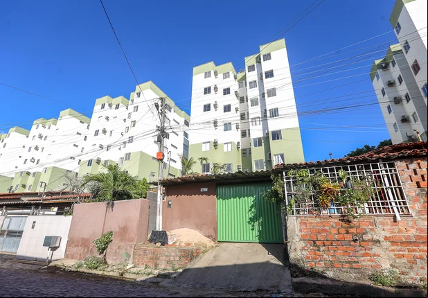 Morador denuncia que vazamento está afetando a estrutura de casas