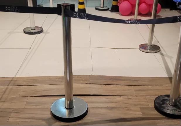 Piso do Shopping Rio Poty racha e assusta clientes e lojistas