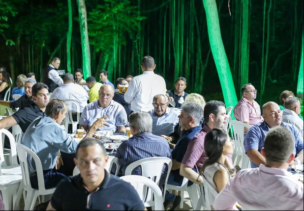 Senador Ciro Nogueira reúne prefeitos do Piauí em sua residência