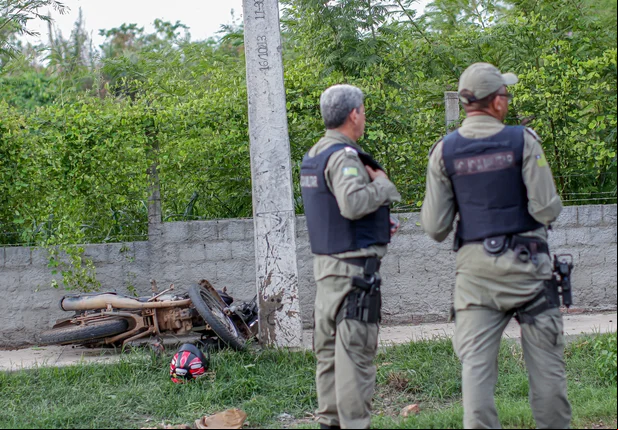 Funcionário da CTA morre após colidir moto em poste na zona sudeste