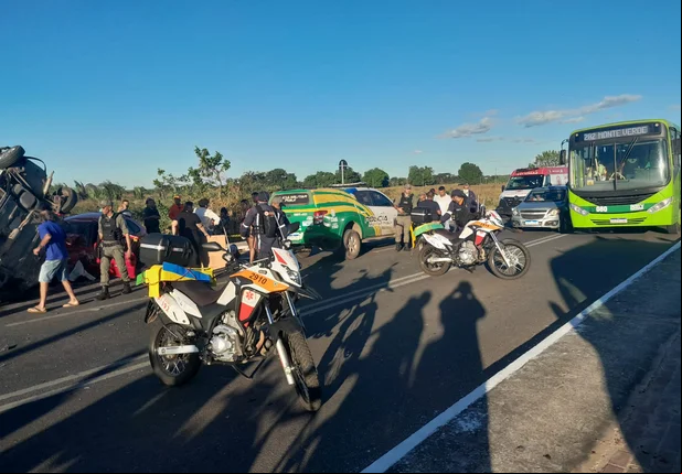 Acidente envolvendo 3 veículos deixa vários feridos na zona norte