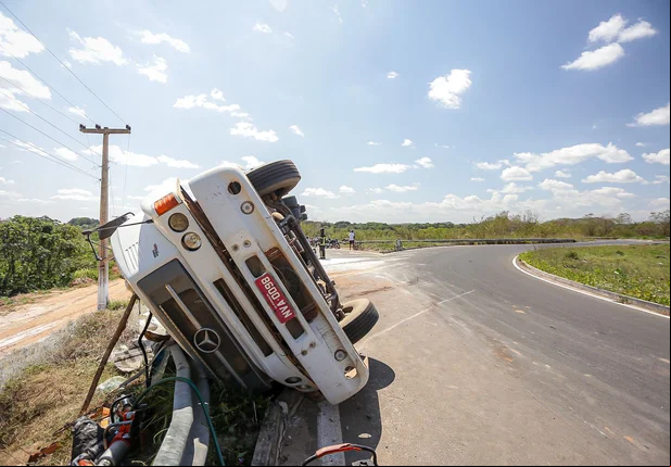Motorista morre após tombamento de carreta no Rodoanel de Teresina