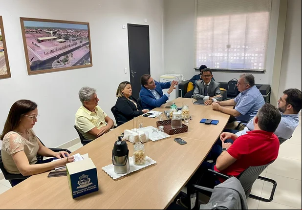Florentino Neto recebe equipe que fará relatório do HU de Parnaíba
