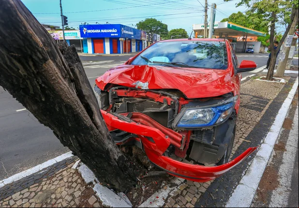 Motorista colide em árvore na Avenida Miguel Rosa