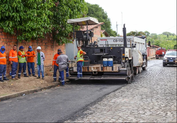 Rafael Fonteles visita obras de asfaltamento em Teresina