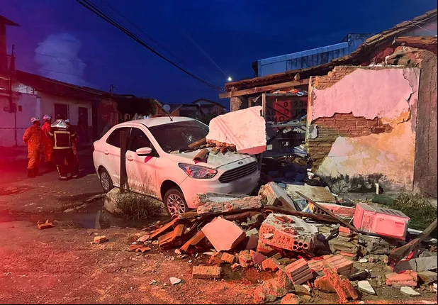 Carro invade reforço escolar e deixa três crianças feridas em Teresina