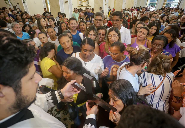 Fiéis participam de missa e Procissão do Senhor Morto