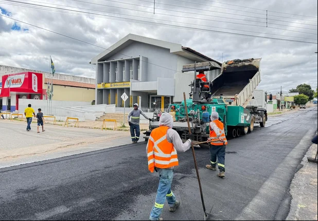 Prefeitura de Curimatá inicia pavimentação asfáltica de ruas
