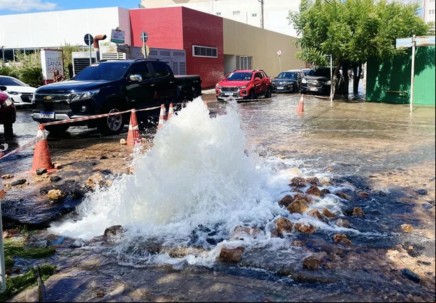 Rua alagada causa transtornos em frente ao Hospital São Marcos