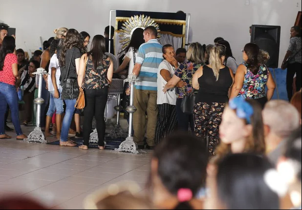 Corpo de Gabriel Brenno é velado em salão paroquial