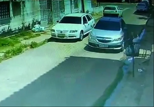 Bandidos são flagrados roubando carro no Tancredo Neves