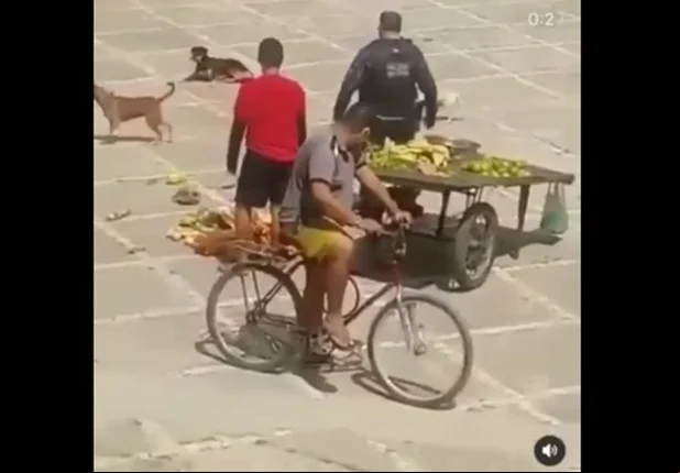 Vídeo mostra policial humilhando vendedor de frutas